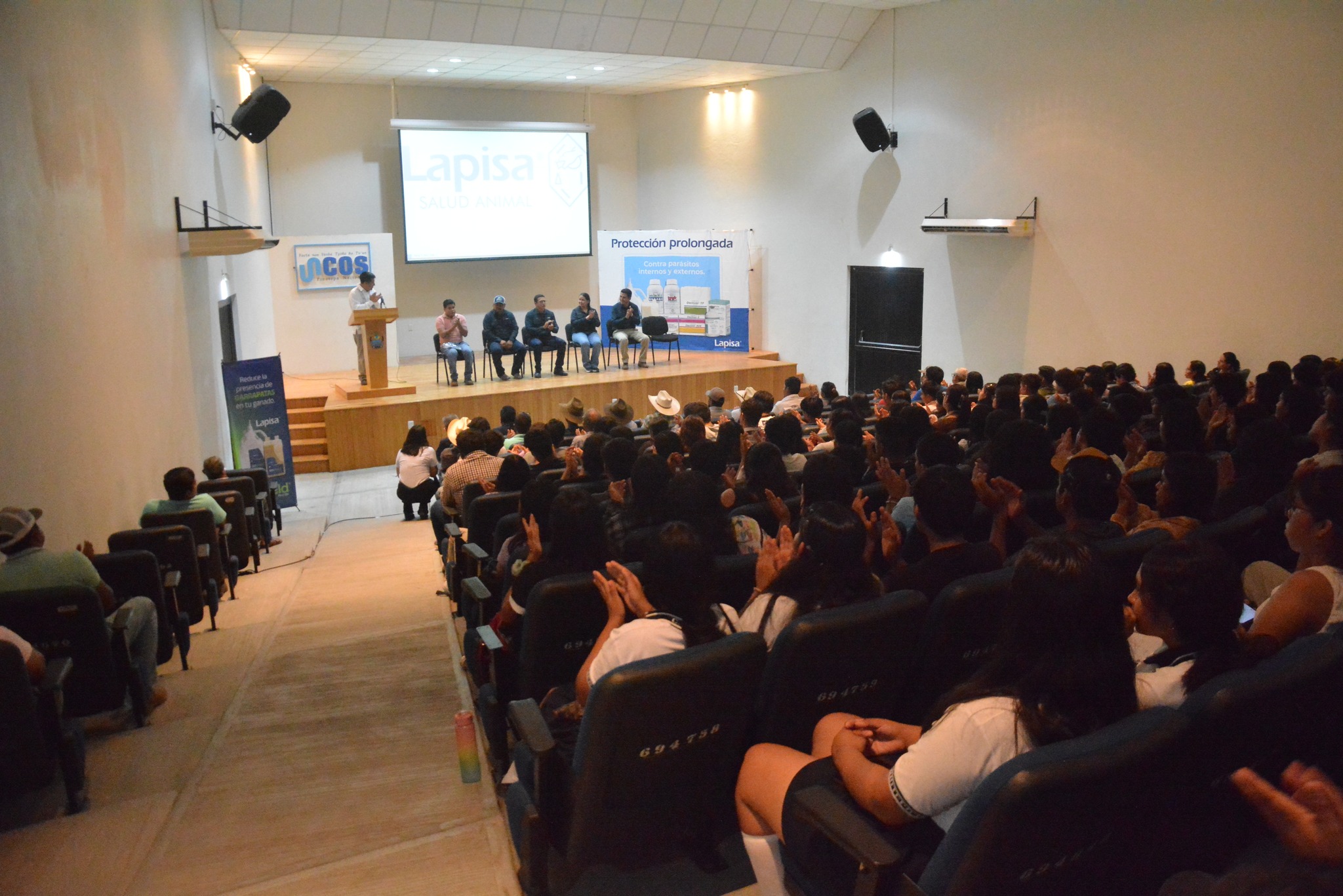 Exposición del M.C. Noé Soberanes en auditorio UNCOS